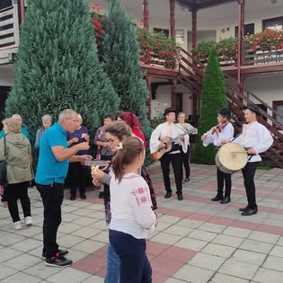 Atmosferă de sărbătoare în curtea pensiunii