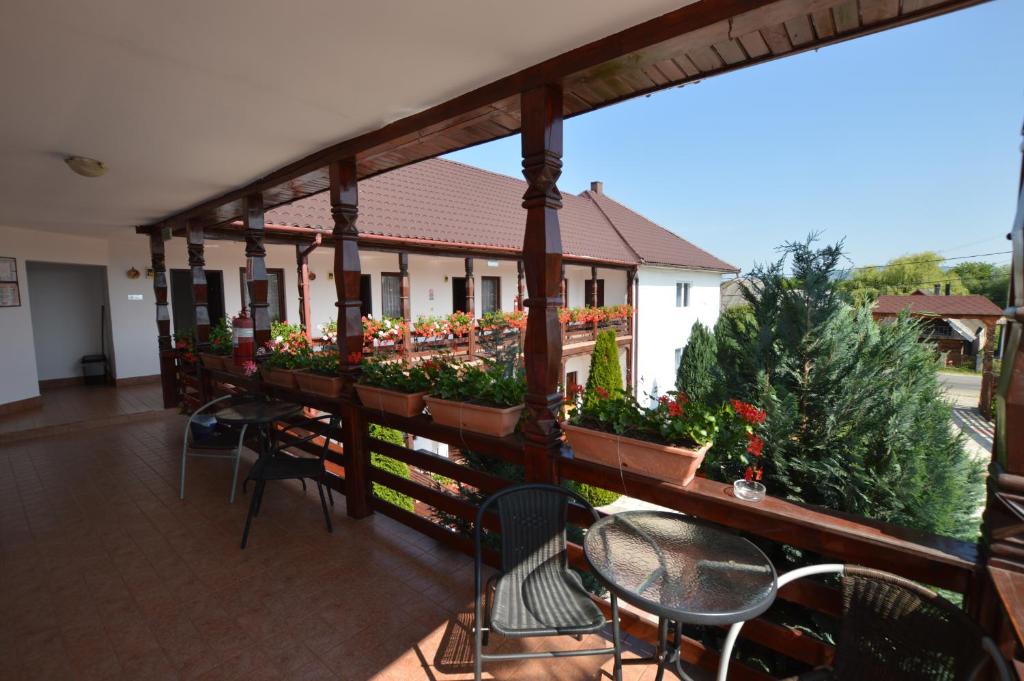 Cameră cu mobilier de lemn